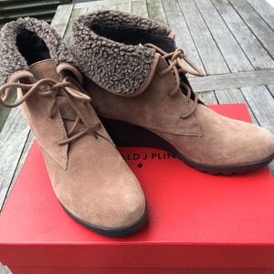Donald J Pliner Suede Wedge Ankle Boots SZ 8.5